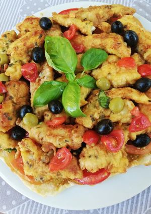 Foto di Branzino e gallinella su pane carasau e letto di pomodori, olive e basilico
