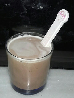 Una foto de Café con leche con sabor a chocolate y un toque de canela