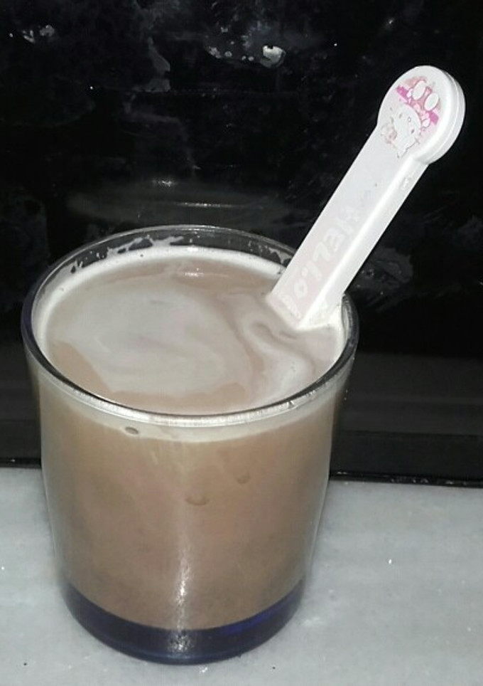 Una foto de Café con leche con sabor a chocolate y un toque de canela