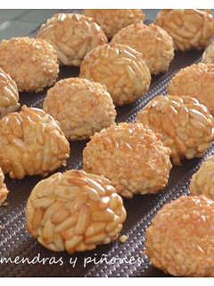 Una foto de Panellets de piñones y almendra (Thermomix)