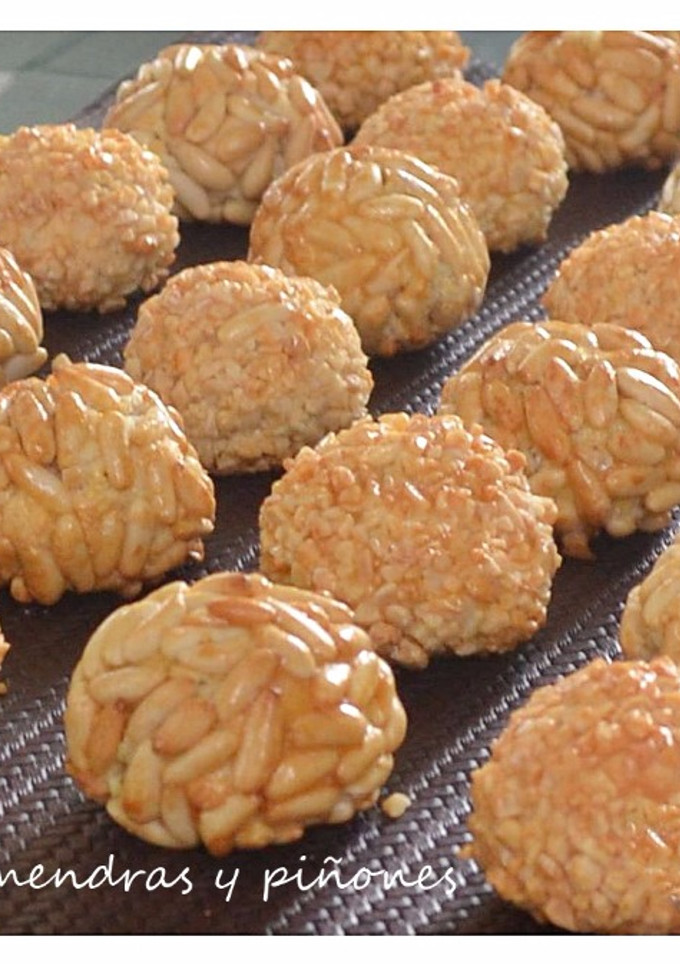 Una foto de Panellets de piñones y almendra (Thermomix)