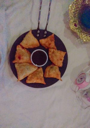 સમોસા(samosa recipe in gujarati) રેસીપી મુખ્ય ફોટો