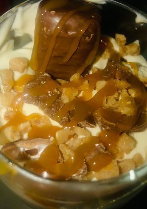 A picture of Easy Twix caramel apple parfait.