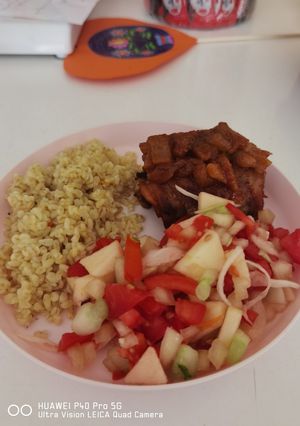 Sült csirkecomb bulgurral és zöldségsalátával, diétásan recept fotója