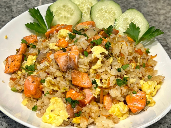 Cara Gampang Membuat Salmon Fried Rice yang Bikin Ngiler