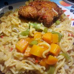 A picture of Noodles with veggies and pepper chicken #Breakfastideacontest#.