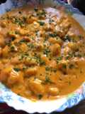 Ñoquis con salsa de pollo y pimentones