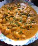 Ñoquis con salsa de pollo y pimentones