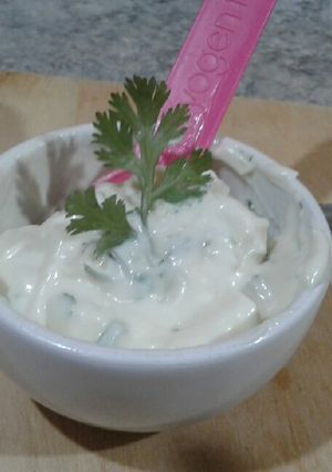 Una foto de Mayonesa de ajo y cilantro