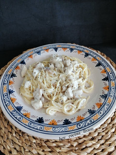 Una foto de Spaghetti con pollo y champiñones