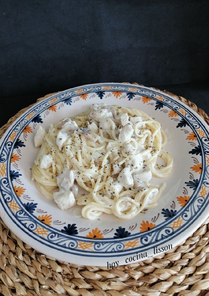 Una foto de Spaghetti con pollo y champiñones