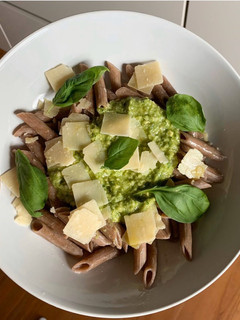 Una foto de Macarrones de espelta integral con pesto de aguacate