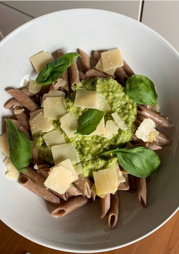 Una foto de Macarrones de espelta integral con pesto de aguacate