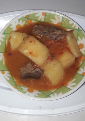 A picture of Yam soup with goat meat.