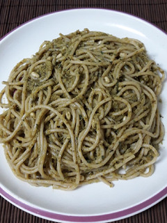 Una foto de Espaguetis al pesto