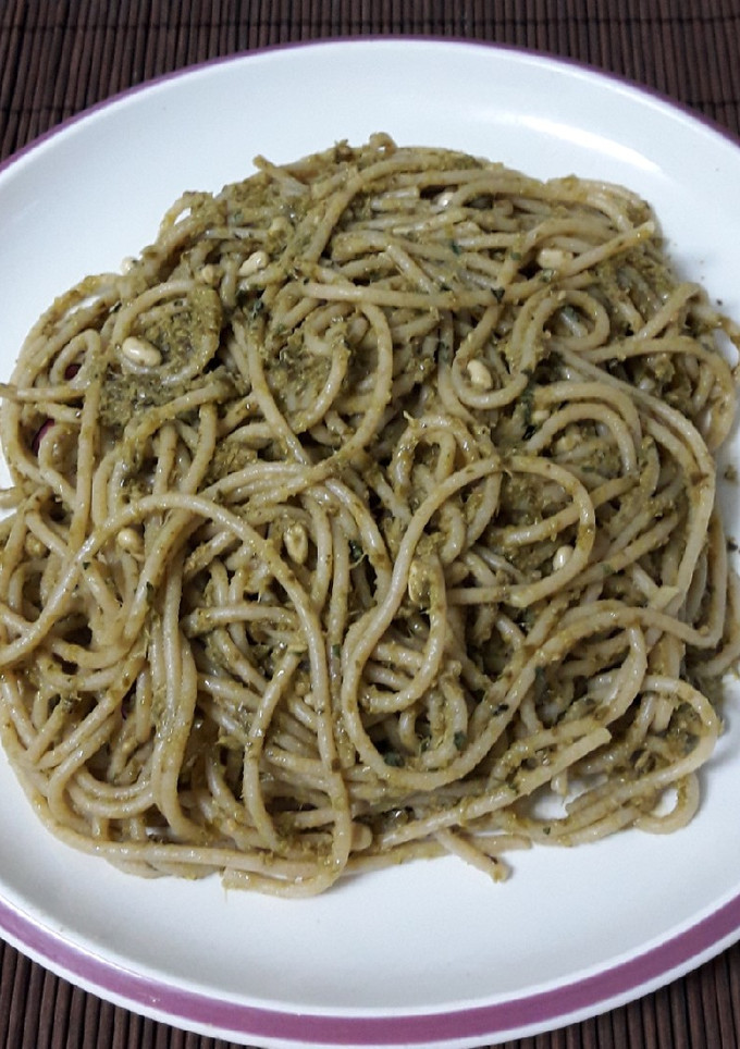 Una foto de Espaguetis al pesto