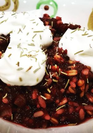 Foto di Farro, orzo e riso alla barbabietola e yogurt greco
