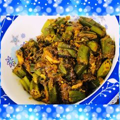 A picture of Stir fried chicken with lady’s finger.