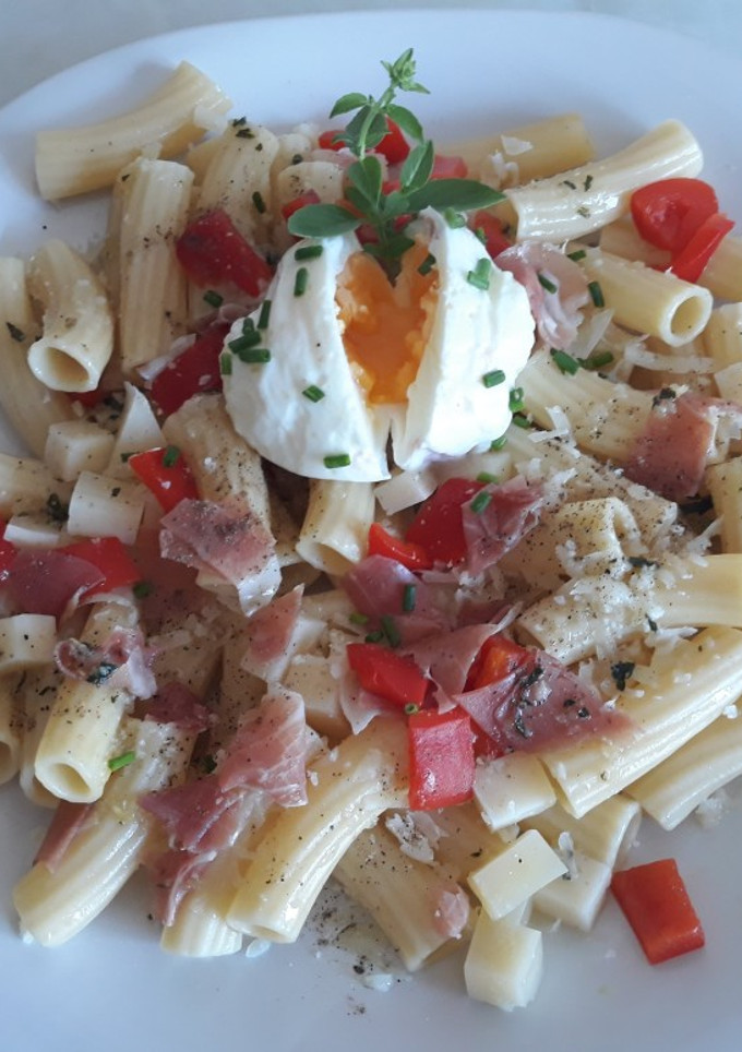 Una foto de Ensalada de Tortiglioni, pesto albahaca-piñones y flor de huevo