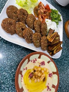 صورة لوصفة فلافل مع طبق حمص