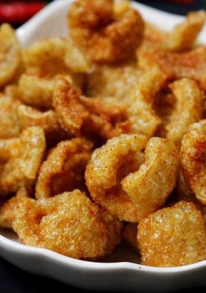 Hình của món Da heo xóc muối ớt giòn rụm.