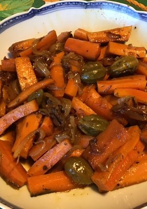 Une photo de Carottes glacées et caramélisées aux câpres italiennes et oignon de roscoff