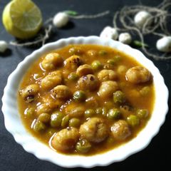 A picture of Matar makhana curry.