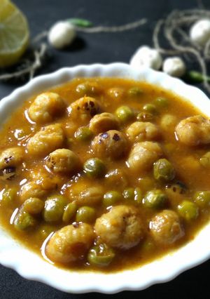A picture of Matar makhana curry.