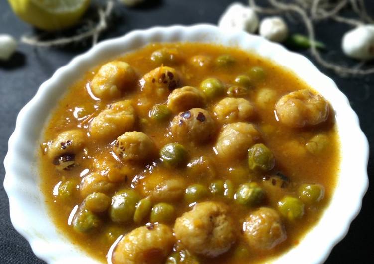 Recipe of Favorite Matar makhana curry