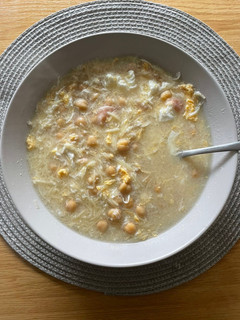 Una foto de Sopa “popurrí” express 🍲🥚