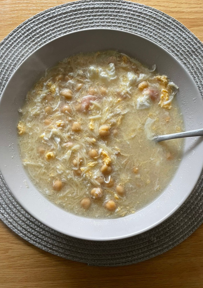 Una foto de Sopa “popurrí” express 🍲🥚