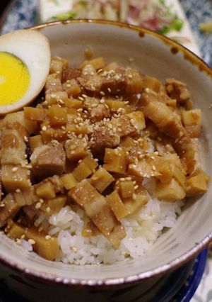 A picture of Lu Rou Fan (滷肉飯, Taiwanese Braised meat rice bowl).