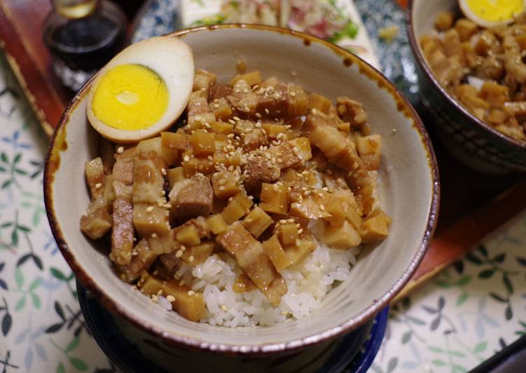 Lu Rou Fan (滷肉飯, Taiwanese Braised meat rice bowl)
