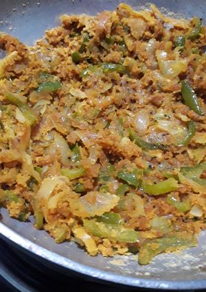 A picture of बेसन घालून सिमला मिरचीची भाजी (Besan Shimla Mirchichi Bhaji Recipe In Marathi).
