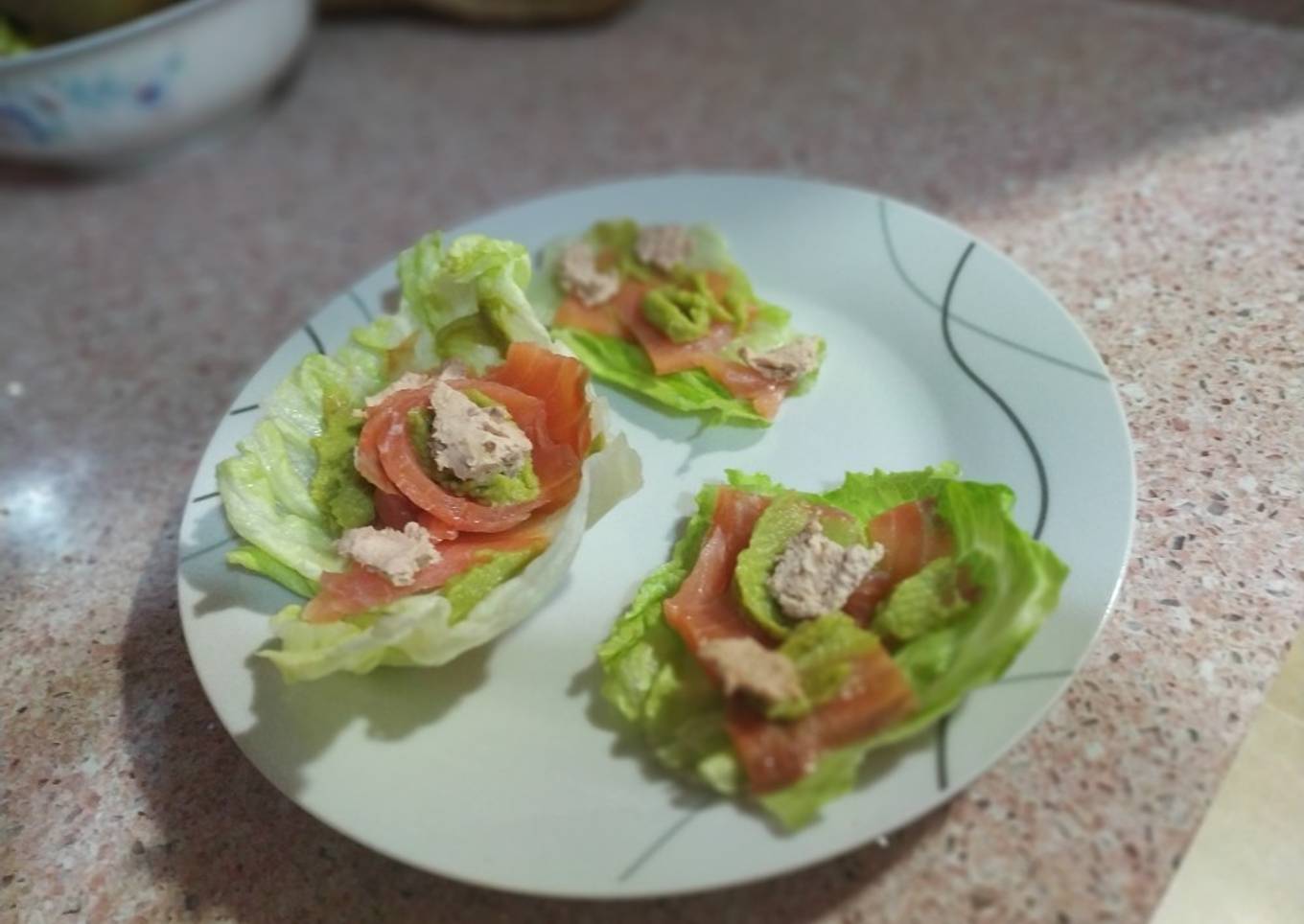 Ensalada de salmón, aguacate y paté ibérico