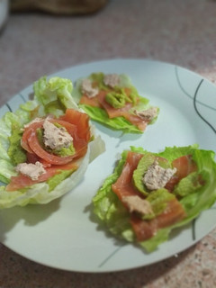 Una foto de Ensalada de salmón, aguacate y paté ibérico