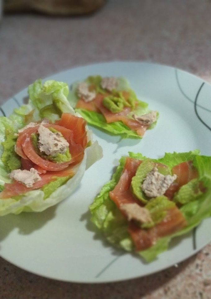 Una foto de Ensalada de salmón, aguacate y paté ibérico