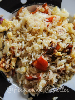 Una foto de Arroz blanco con verduras que tengas por casa