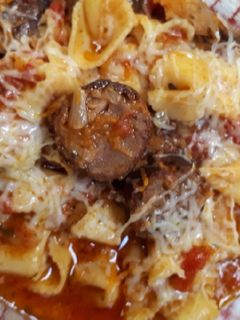 Una foto de Guiso de fideos, con asado del domingo