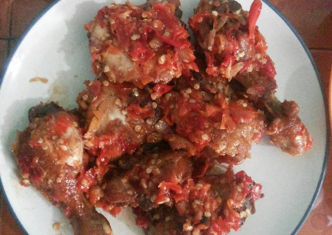 Ayam penyet goreng cabe merah