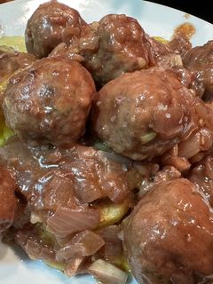 Una foto de Albóndigas en salsa de cebolla