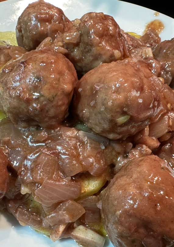 Una foto de Albóndigas en salsa de cebolla