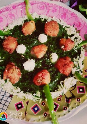 A picture of Paneer kofta in Palak gravy.