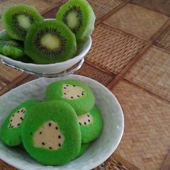 A picture of Kiwi cookies.
