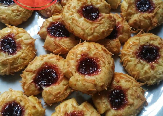 Recipe: Appetizing Strawberry Thumbprint Cookies