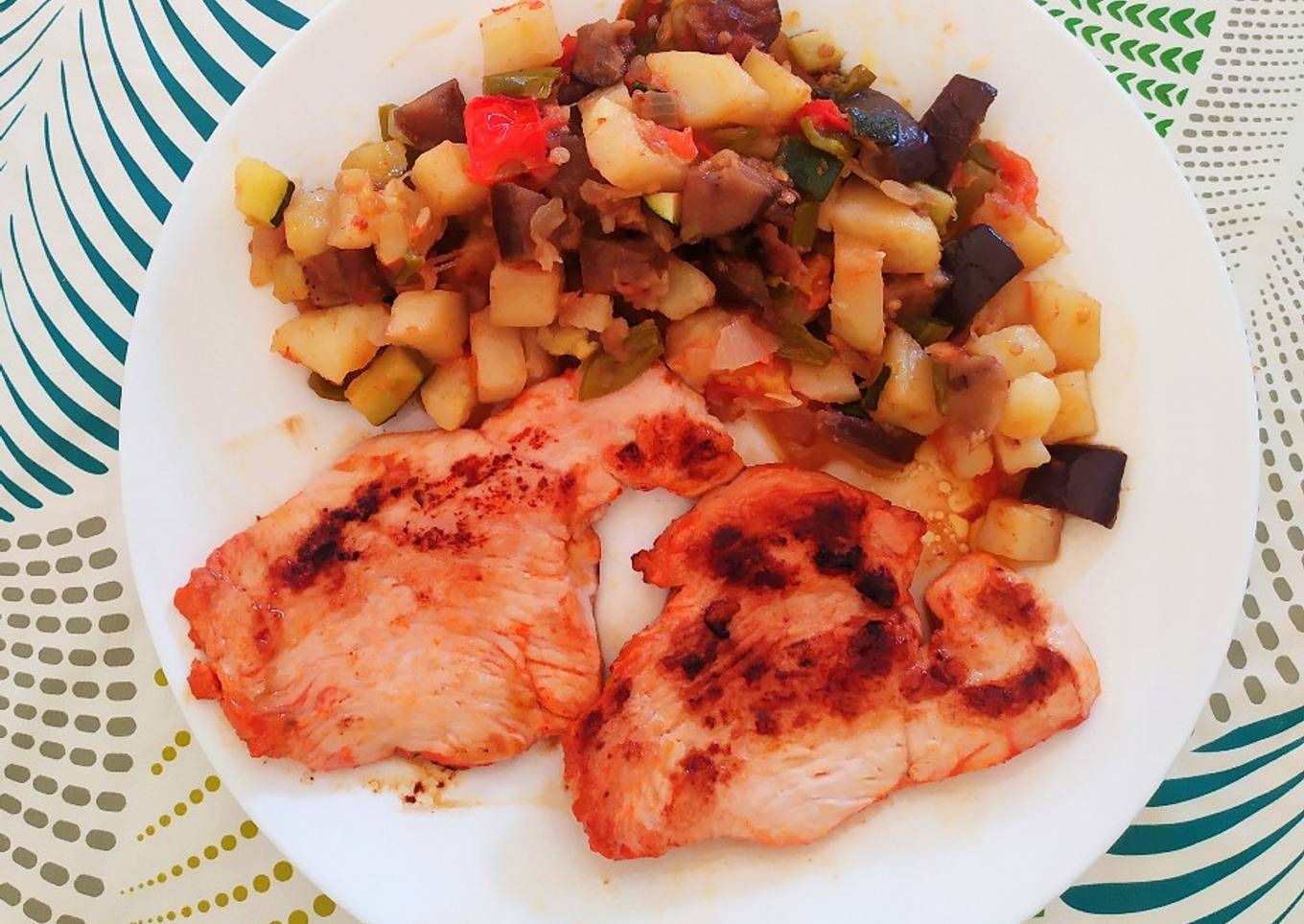 Pisto con pechugas de pavo adobadas