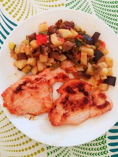 Una foto de Pisto con pechugas de pavo adobadas