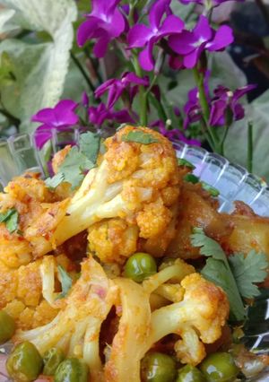 गोभी आलू और मटर की सब्जी (gobi aloo aur matar ki sabzi recipe in Hindi) रेसिपी मुख्य फोटो