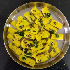 A picture of Khandavi with coconut filling.
