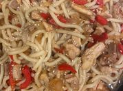 Una foto de udon pollo